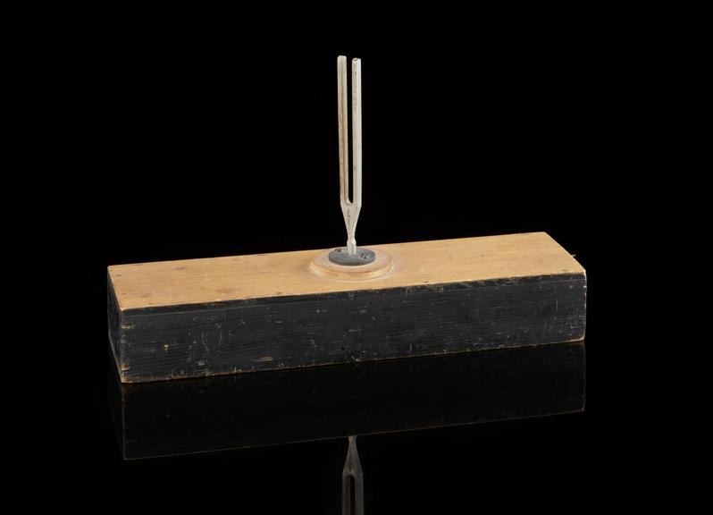 Tuning fork C256 on resonance box, by Philip Harris