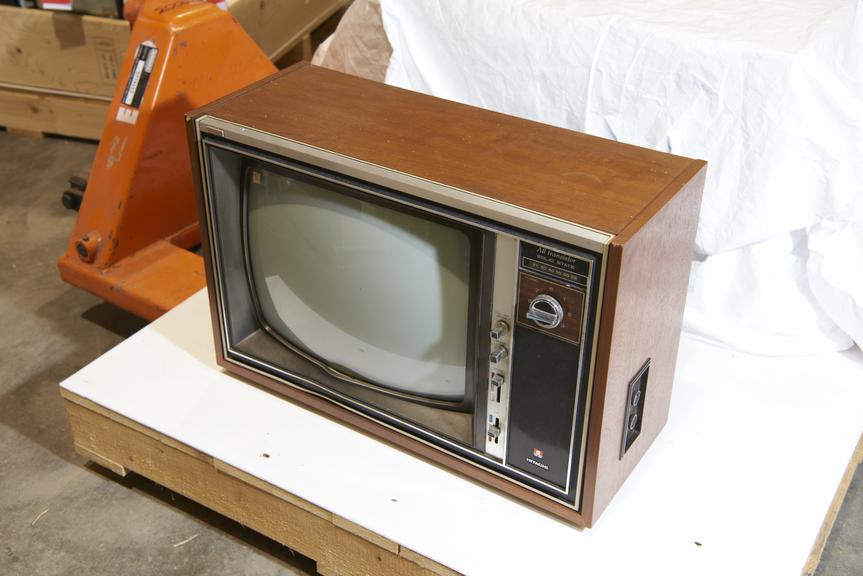 Ultra 6725 22" colour television receiver, c 1975