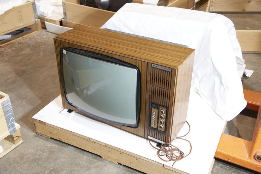 GEC C2202H 22" colour television receiver, 1982