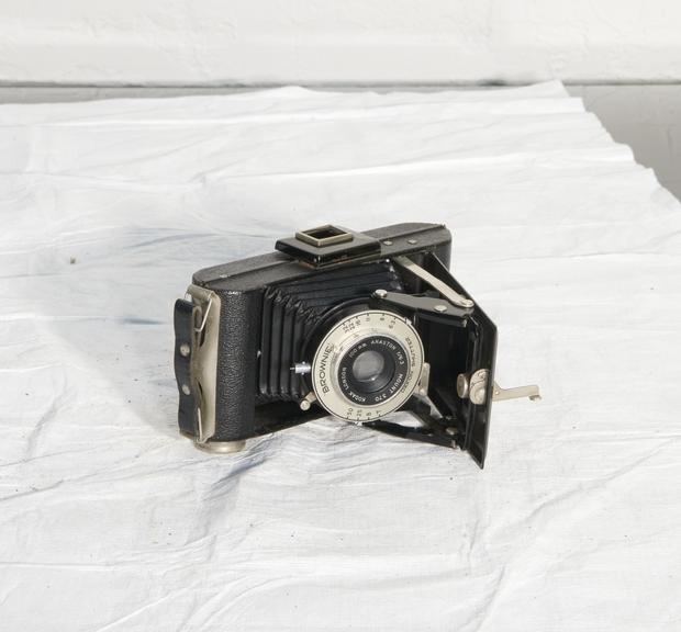 "Six-20" Folding Brownie Camera "Dakon" Shutter