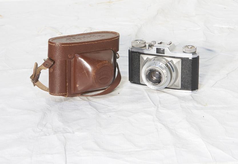 Braun "Gloriette" 35mm. camera with 45mm. f2.8 steinheil cassar lens No. 1271707 in Vario shutter