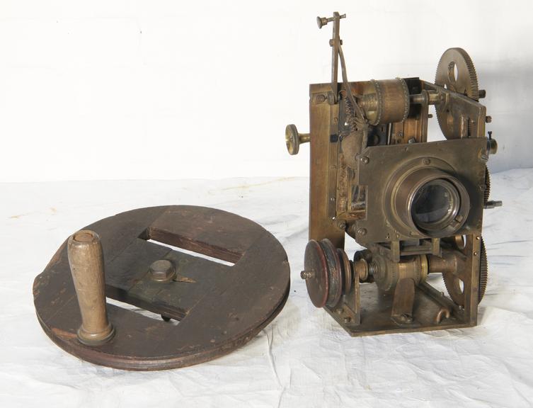 Kine Projector Mechanism with Separate Crank Handle