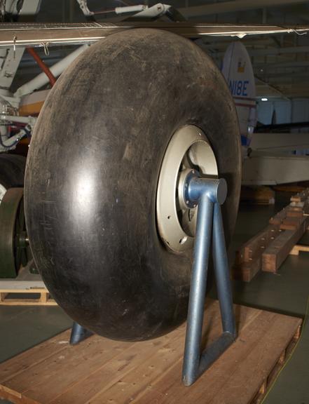 Wheel and tyre of Armstrong-Whitworth "Ensign"