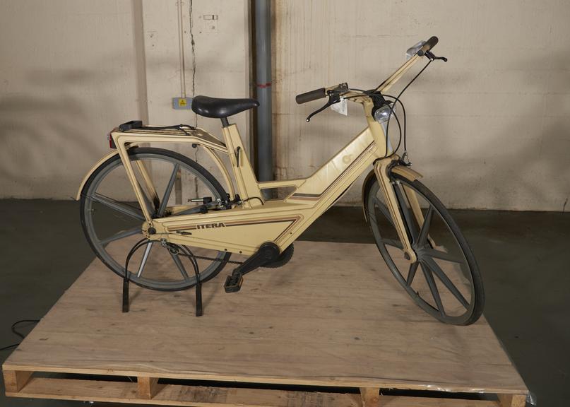 'Itera' Adult Size Plastic Bicycle