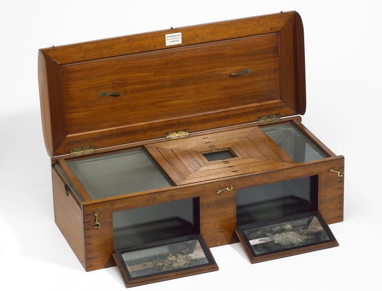 Daguerreotype sensitising box apparatus by Horne & Co