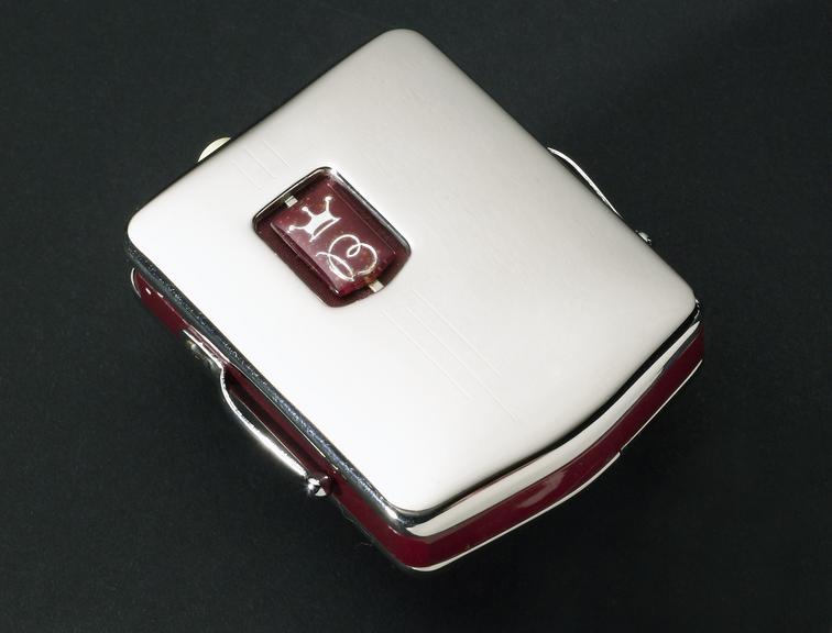 Bonochord transistor hearing aid case.