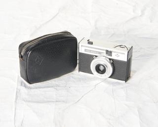 Agfa "Iso-Rapid IF" 35m. camera with f8 Isinar lens in Parator shutter and carrying case