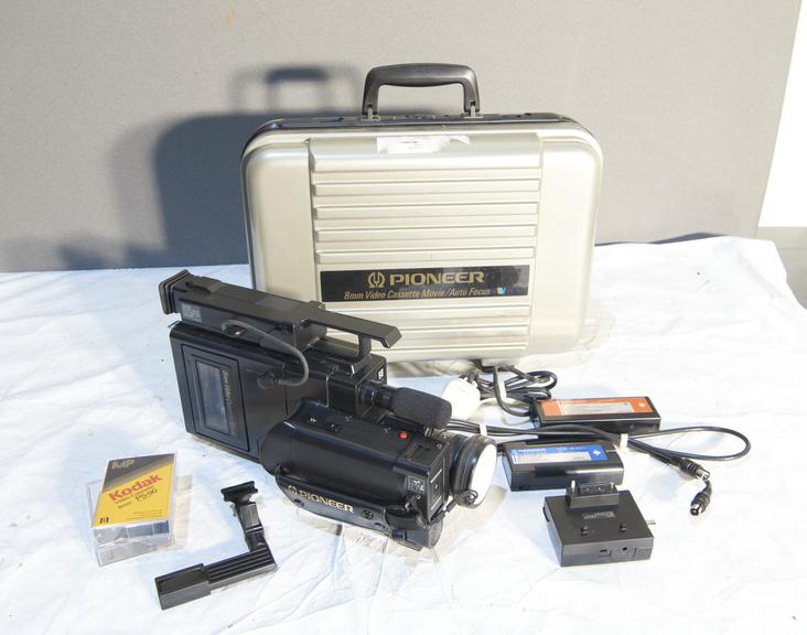 Pioneer 8mm Model VE-M800 Video Cassette Recorder with Accessories