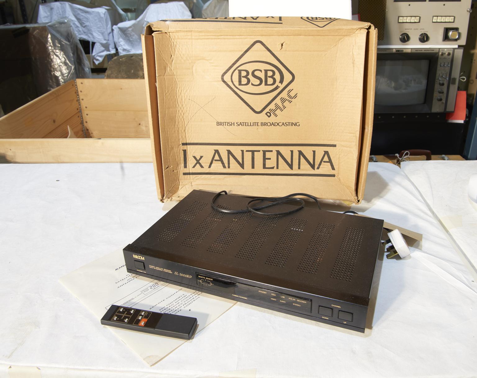 Palcom Palcom SL3000RP satellite receiver and remote control, c 1990 | Science ...