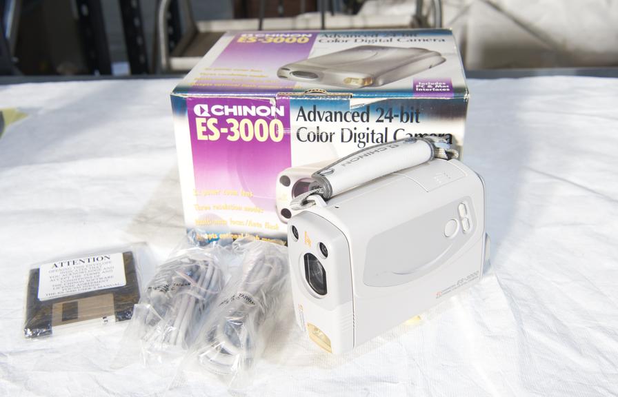 Chinon ES-3000 digital camera with original box. 3x optical zoom