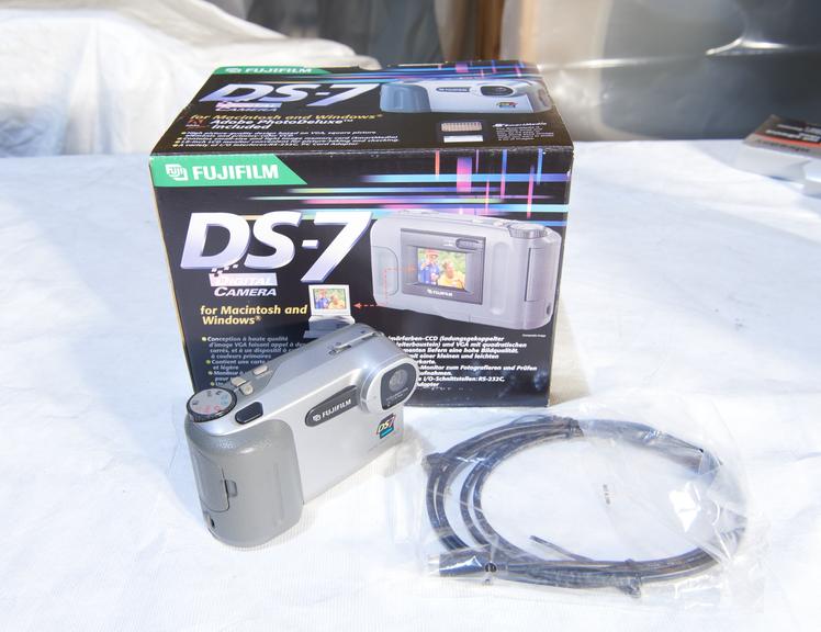 Fuji DS-7 digital camera with original box, 1997