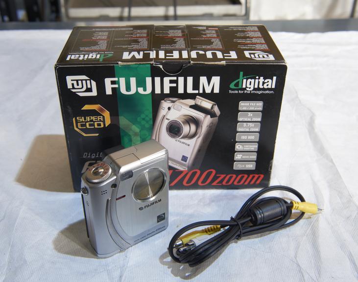 Fuji FinePix 4700 digital camera with original box, 2000