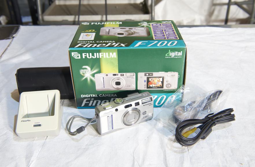 Fuji FinePix 700 digital camera with original box, 1999