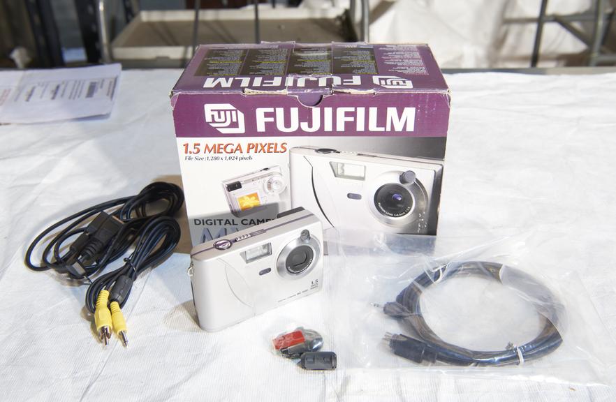 Fuji MX-1500 digital camera with original box, 1999