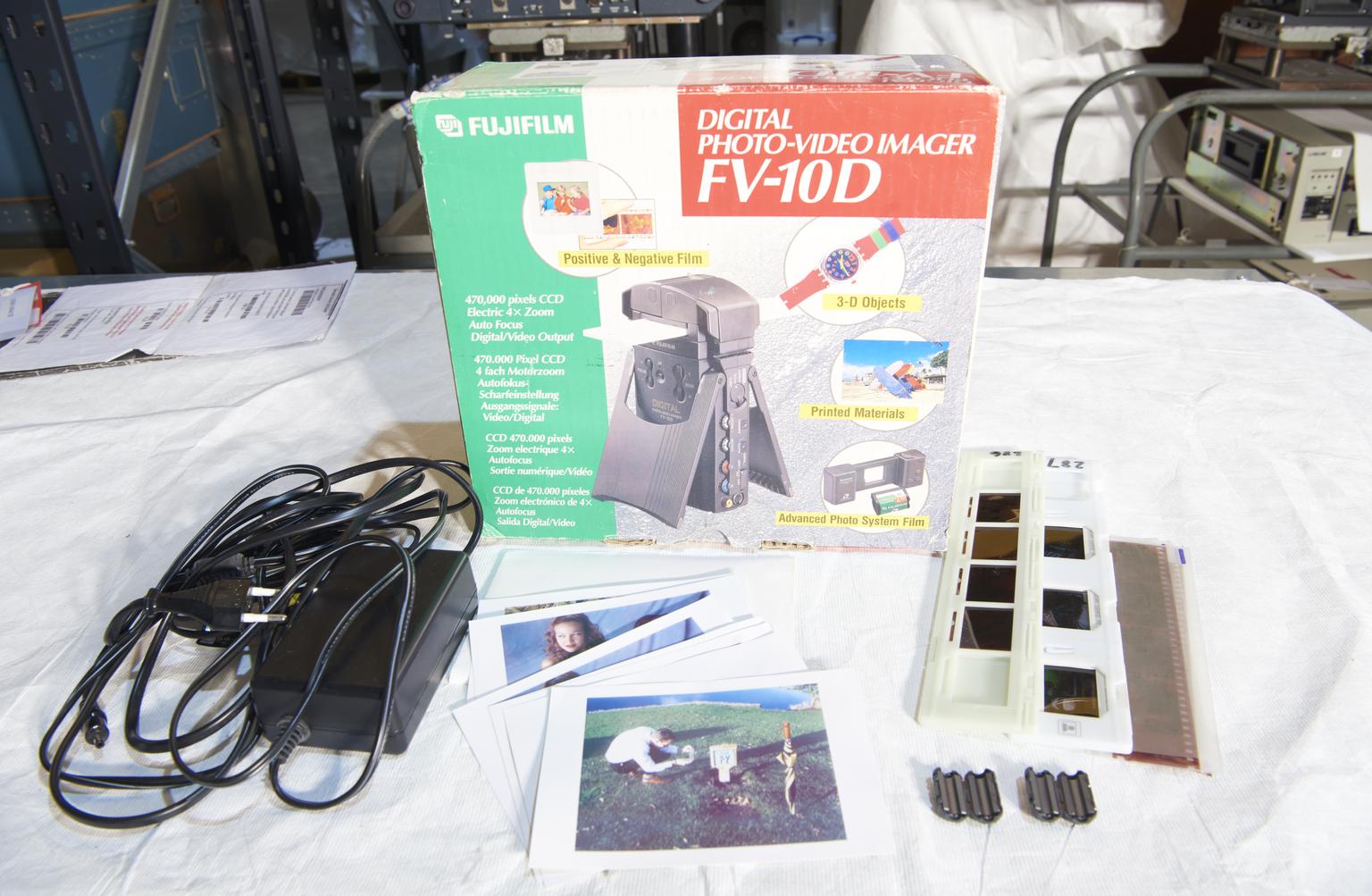 Fuji FV-10D digtal camera with original box, 1997 | Science Museum