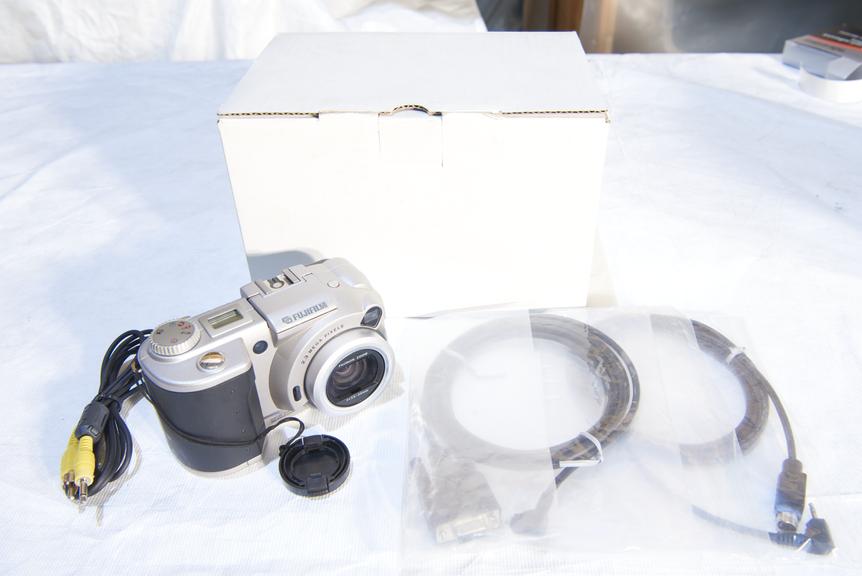 Fuji MX-2900 digital camera with original box, 1999