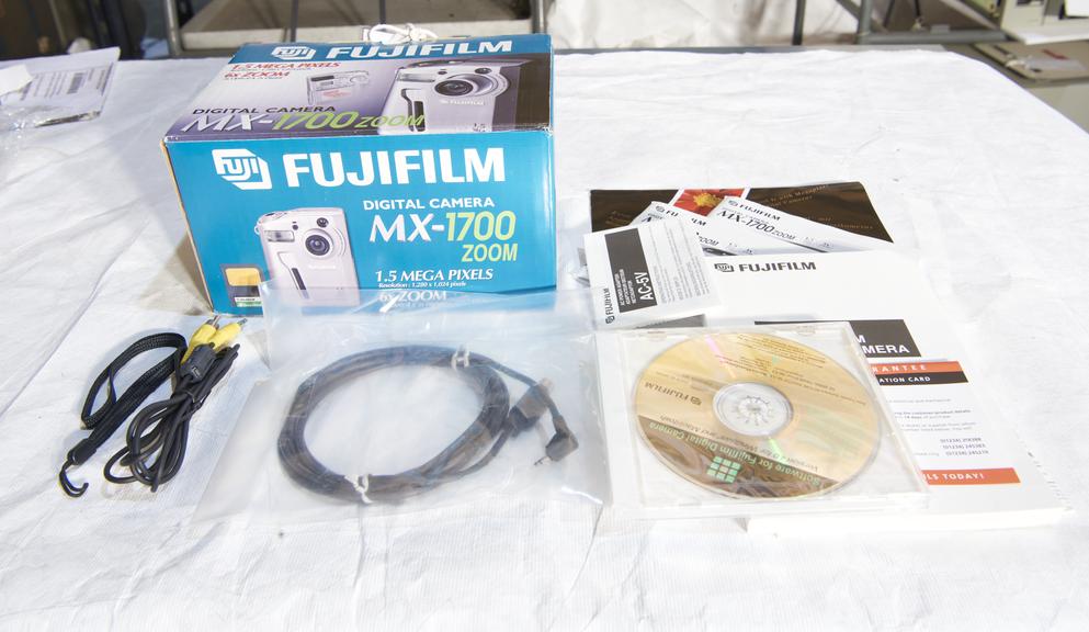 Fuji MX-1700 digital camera with original box, 1999