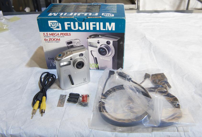 Fuji MX-1700 digital camera with original box, 1999