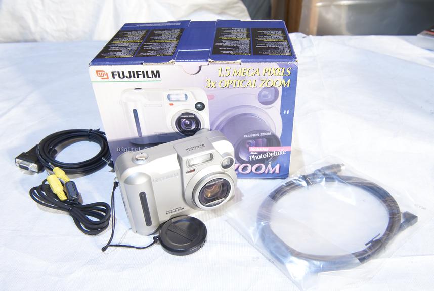 Fuji MX-600 digital camera with original box, 1999