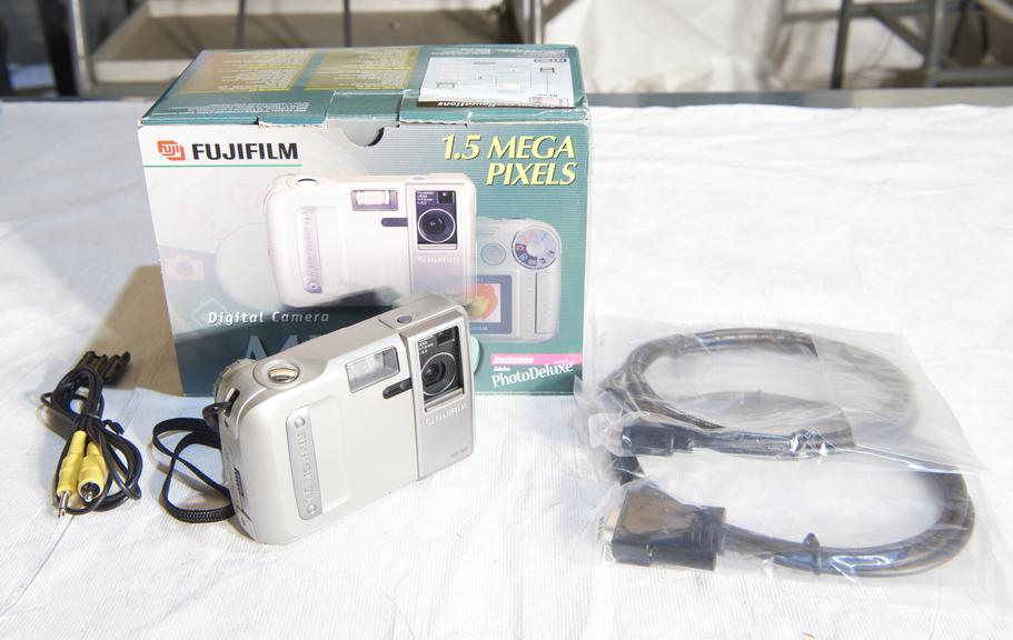 Fuji MX-500 digital camera with original box, 1998