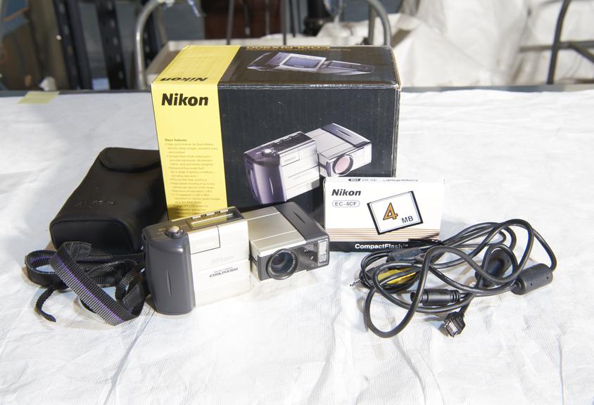 Nikon Coolpix 900 digital camera with original packaging.