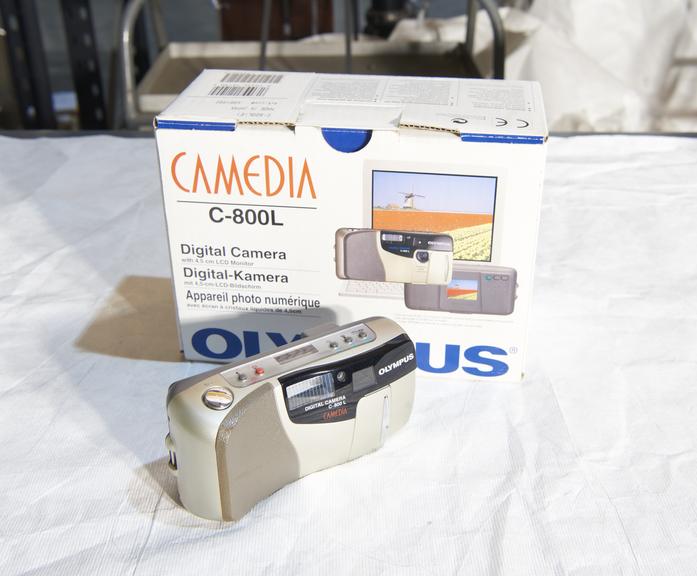 Olympus C-800L digital camera with original packaging. 0.81 megapixel. First of the Camedia range