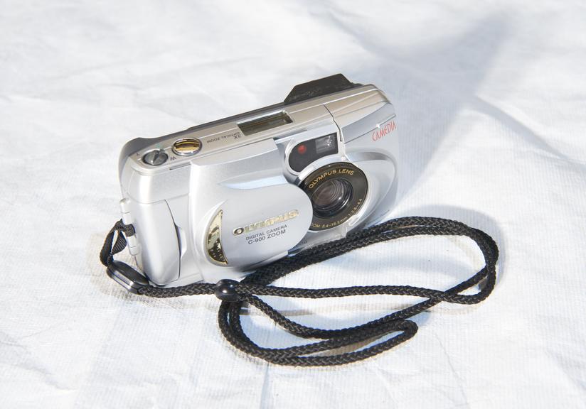 Olympus C-900 digital camera with original packaging. 1.3 megapixels