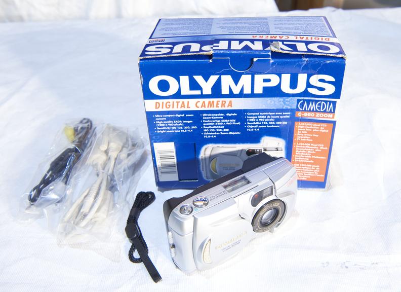 Olympus C-960z digital camera with original packaging