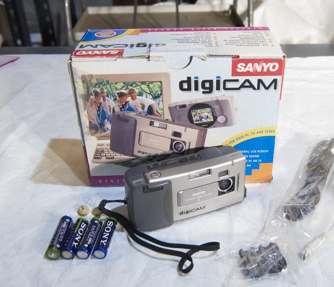 Sanyo VPC-G200 digital camera with original packaging.