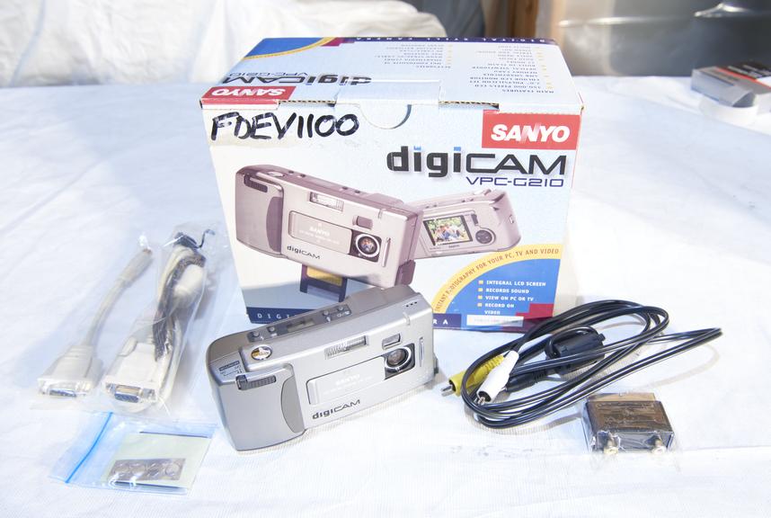 Sanyo VPC-G210 digital camera with original packaging.