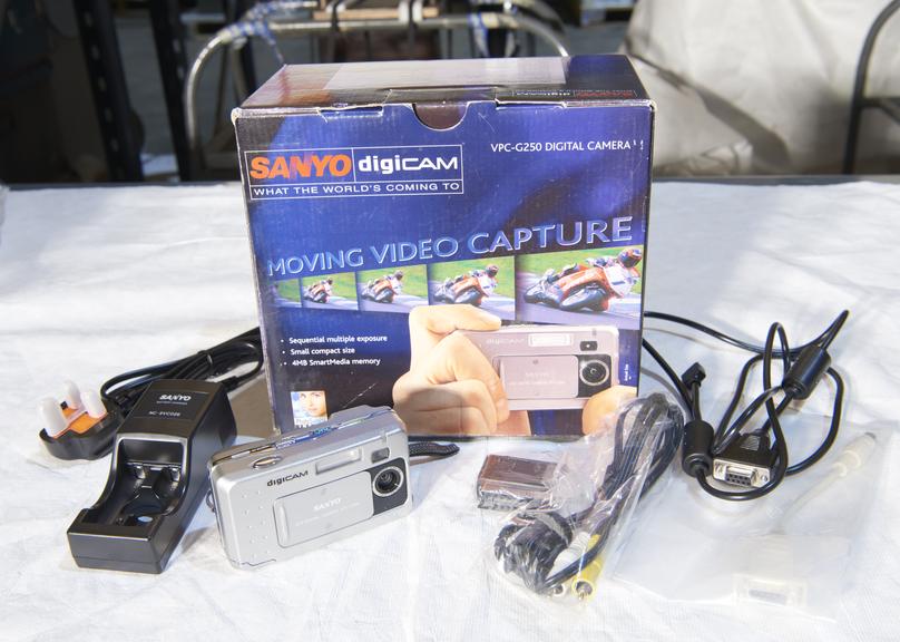 Sanyo VPC-G250 digital camera with original packaging.