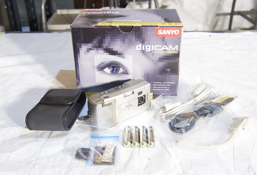 Sanyo VPC-X300 digital camera with original packaging.