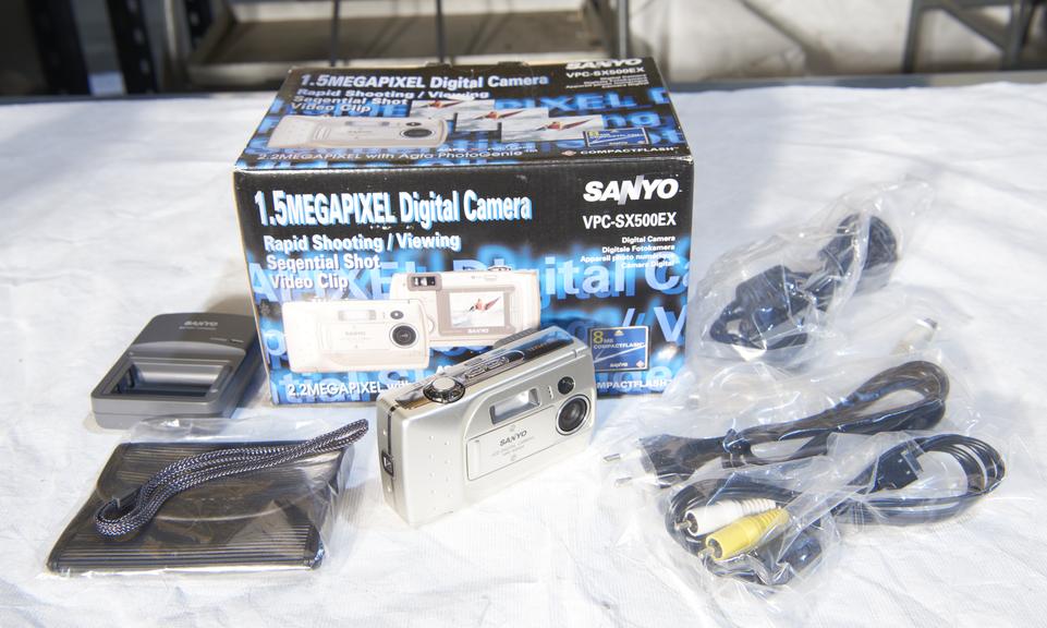 Sanyo VPC-SX500 digital camera with original packaging.