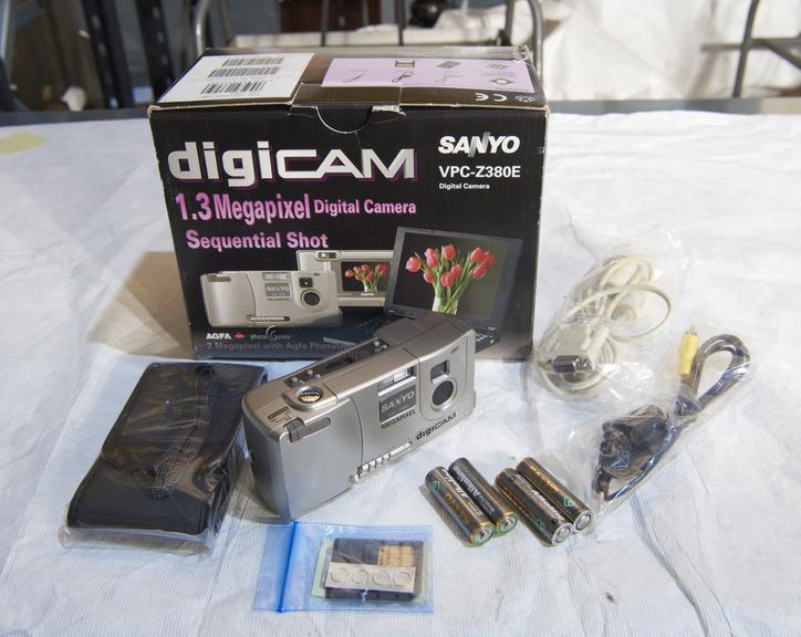 Sanyo VPC-Z380E digital camera with original packaging.