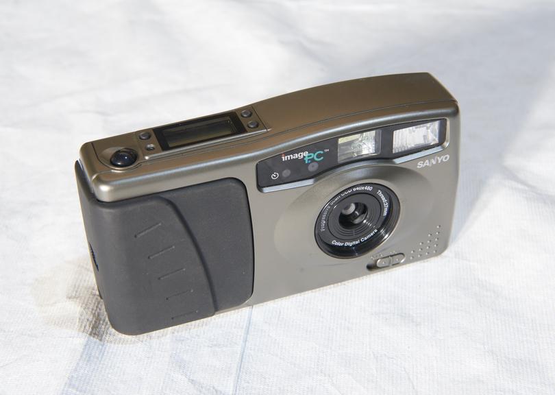 Sanyo VPC-G1 digital camera.