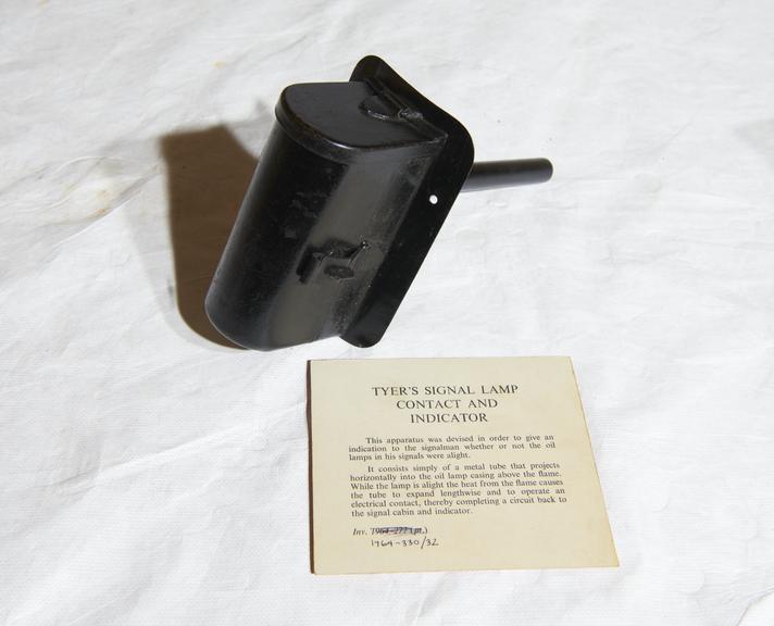 Signal lamp contact for repeating light