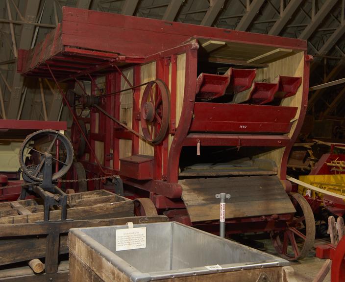 Tasker threshing machine