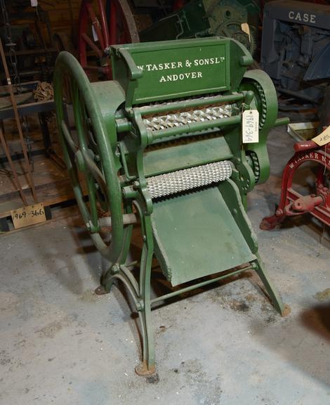 Tasker OCA 502 cattle cake crusher