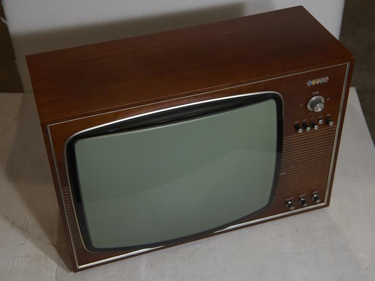 Decca Model CS-2213 colour television receiver