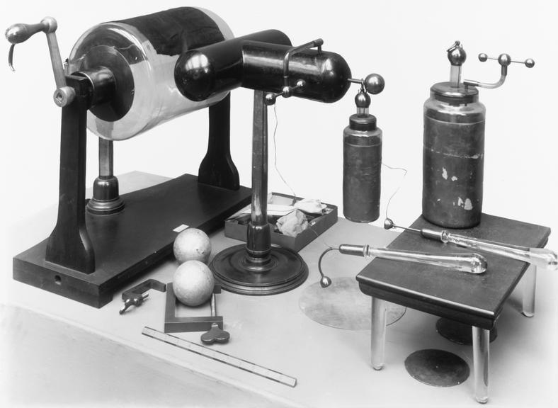 Cylinder electrostatic machine with Leyden jar, about 1790, with components