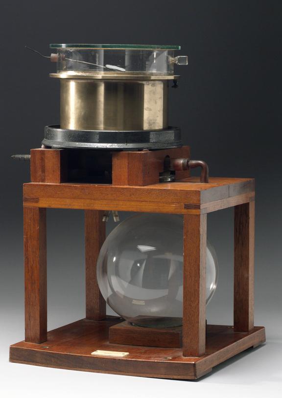 Wilson expansion apparatus, a cloud chamber