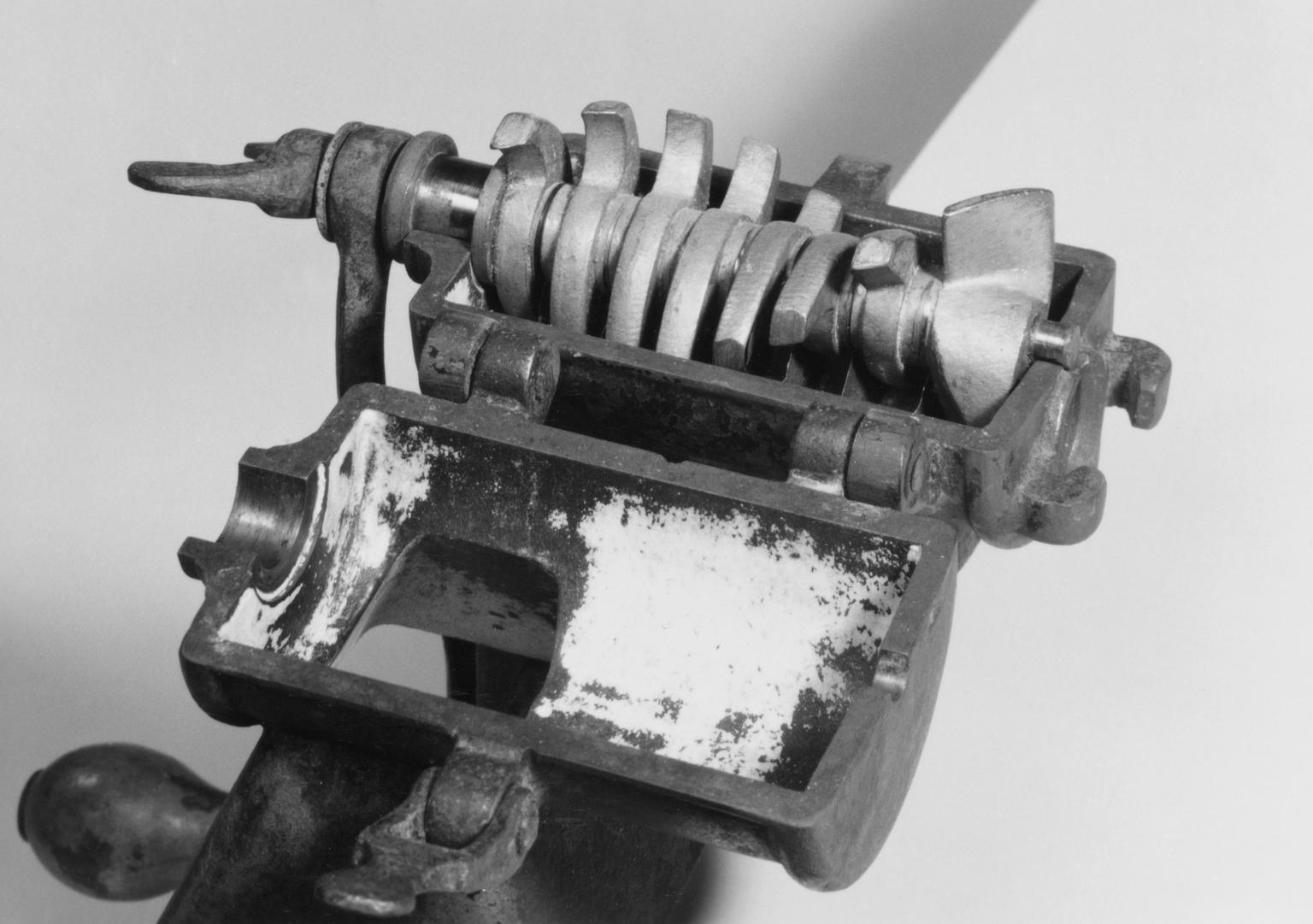 Mincing machine with enamelled hopper | Science Museum Group Collection