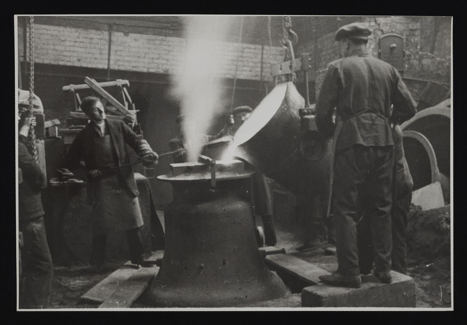 Daily Herald Photograph: Bell casting | Science Museum Group Collection