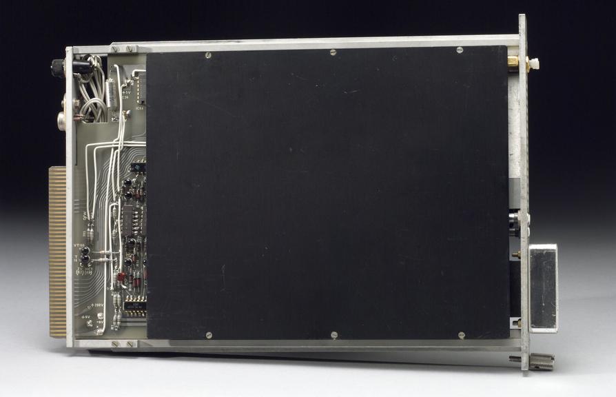 CAMAC (Computer Automated Measurement And Control) unit with dual parallel register