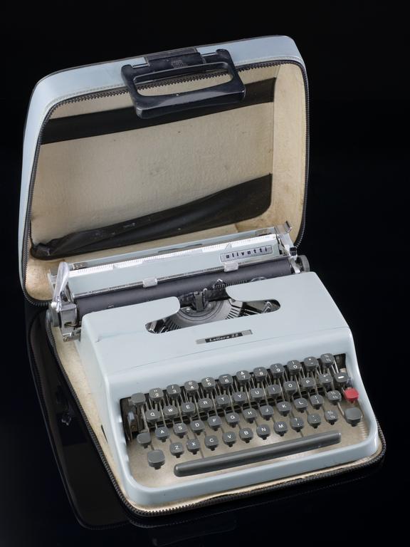 Olivetti Lettera 22 typewriter, c. 1960. | Science Museum Group