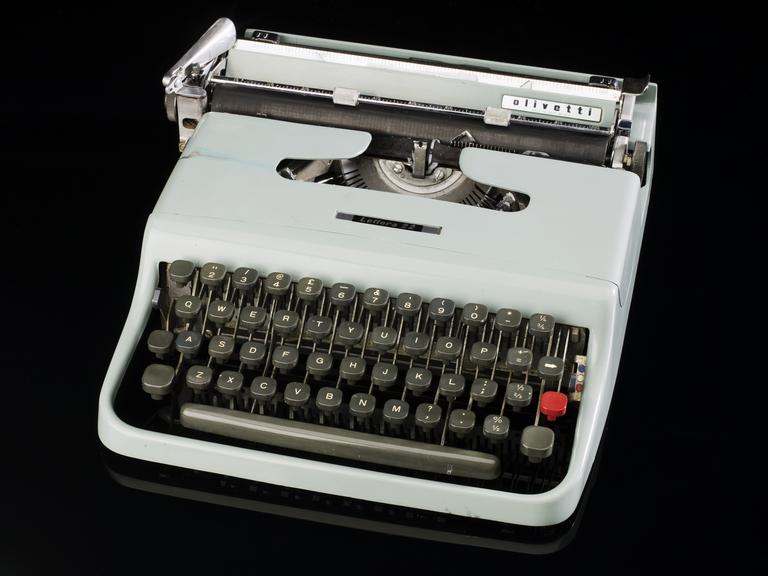 Olivetti Lettera 22 typewriter, c. 1960. | Science Museum