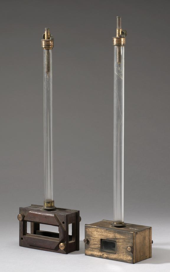 Pair of mounting jigs for air thermometers used in absolute