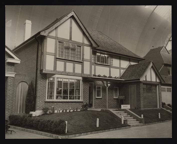 Daily Herald Photograph: Ideal Home Exhibition, Knowle House