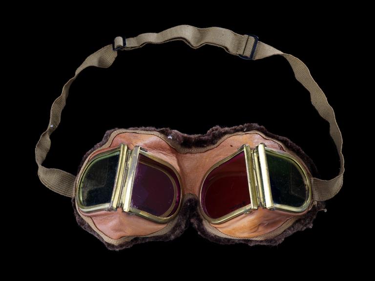 Goggles with coloured filters