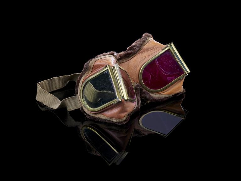 Goggles with coloured filters